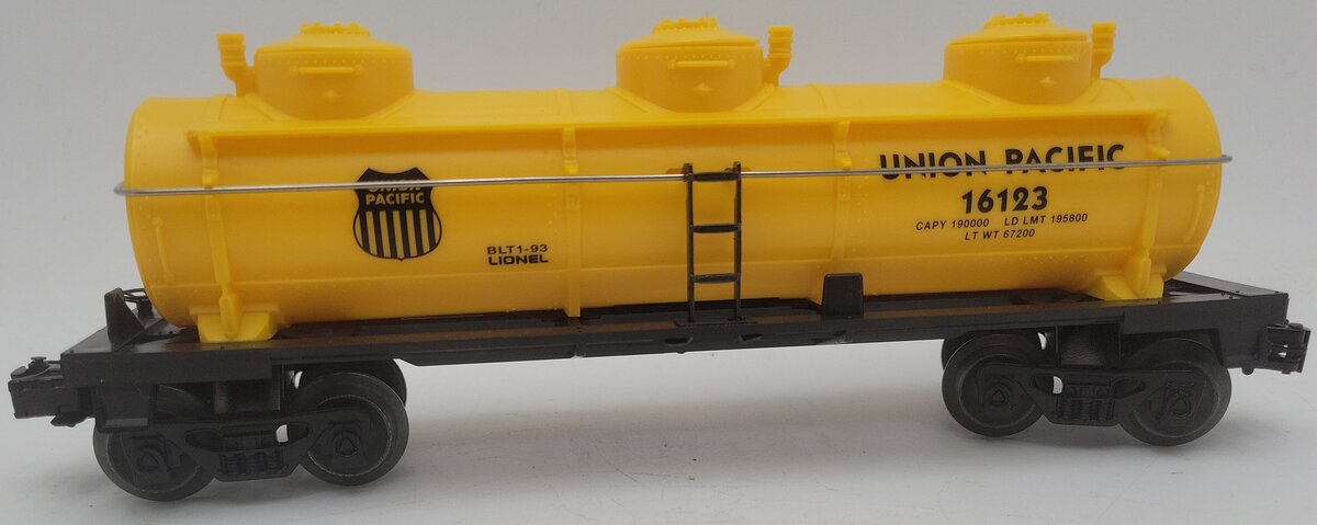 Lionel 6-16123 O Gauge Union Pacific Triple Dome Tank Car EX