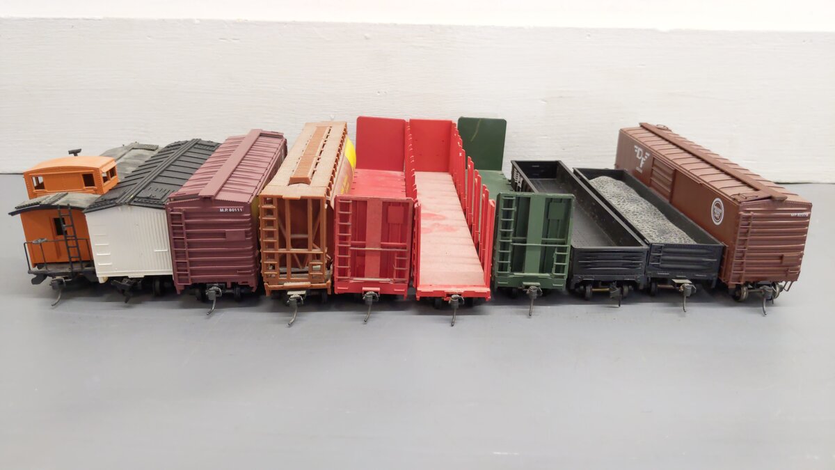 Athearn and Others HO Assorted Freight Cars 82378, 62907, 304839, 317388 [10] VG