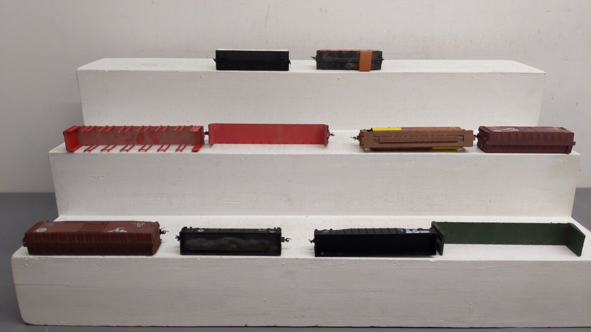 Athearn and Others HO Assorted Freight Cars 82378, 62907, 304839, 317388 [10] VG