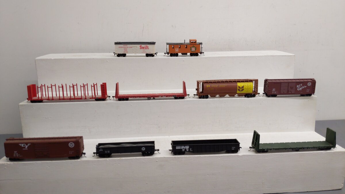 Athearn and Others HO Assorted Freight Cars 82378, 62907, 304839, 317388 [10] VG