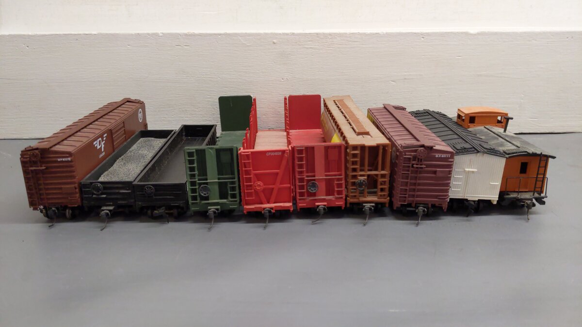 Athearn and Others HO Assorted Freight Cars 82378, 62907, 304839, 317388 [10] VG