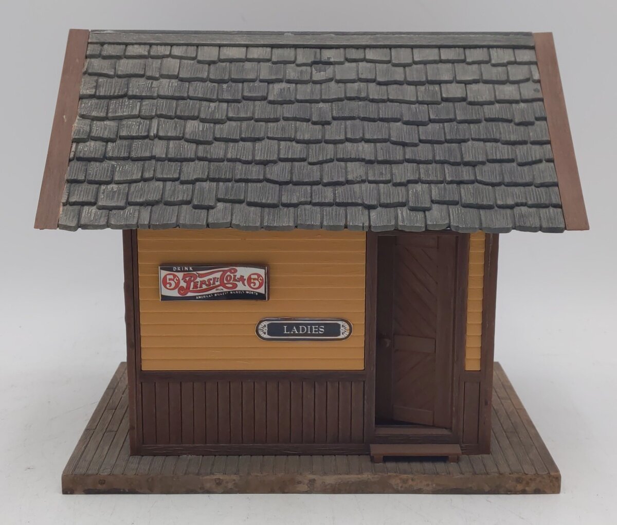Pola 913 G Scale Silverton Outhouse (Assembled) EX