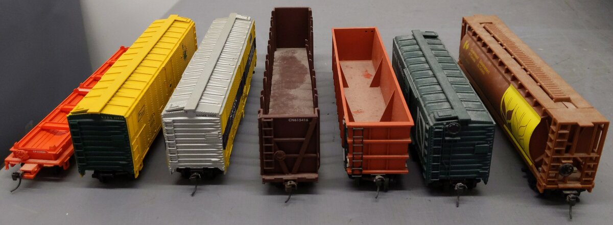 Generic HO Scale Assorted Freight Cars [8] VG