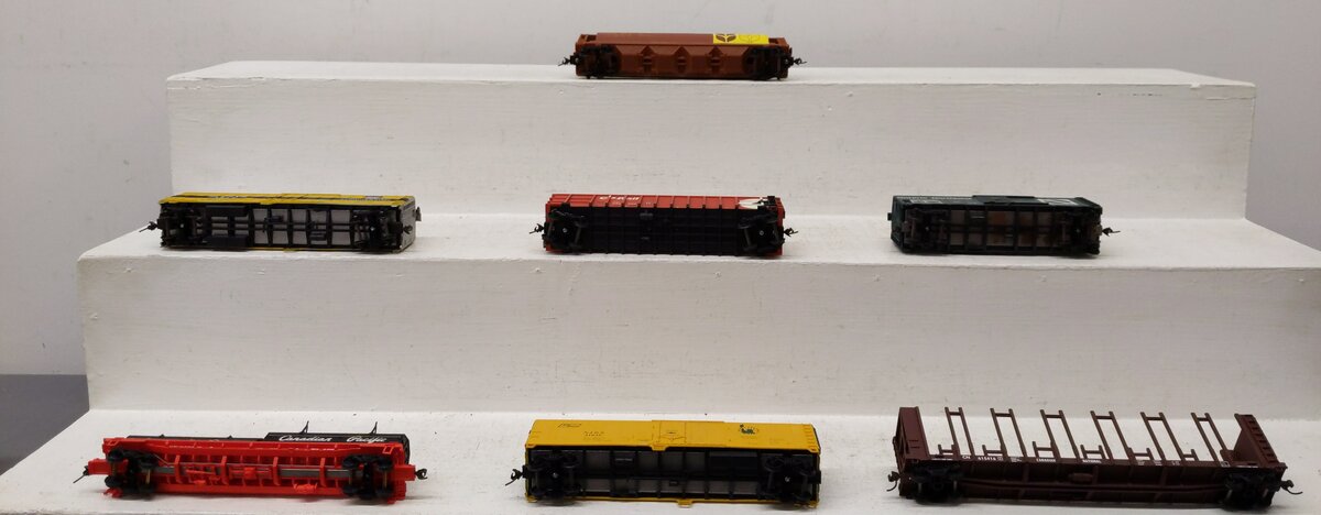 Generic HO Scale Assorted Freight Cars [8] VG