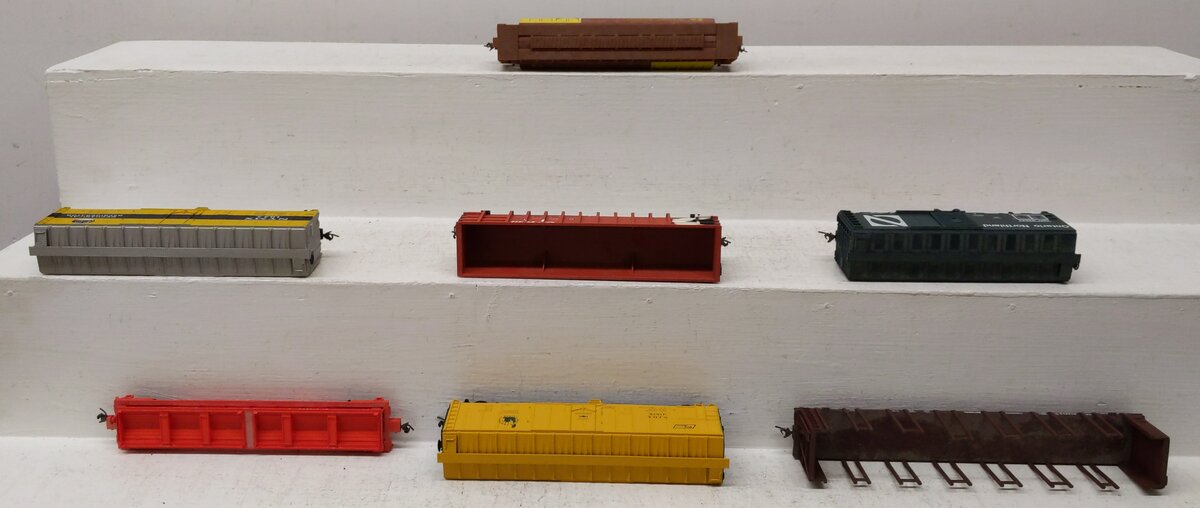 Generic HO Scale Assorted Freight Cars [8] VG
