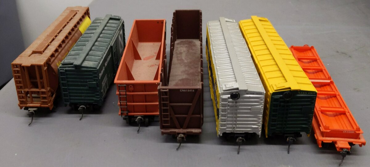 Generic HO Scale Assorted Freight Cars [8] VG