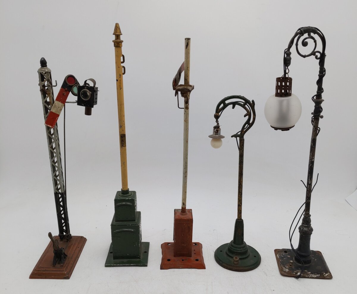 Ives & Lionel Prewar O/Std. Gauge Assorted Signals and Lampposts [5]