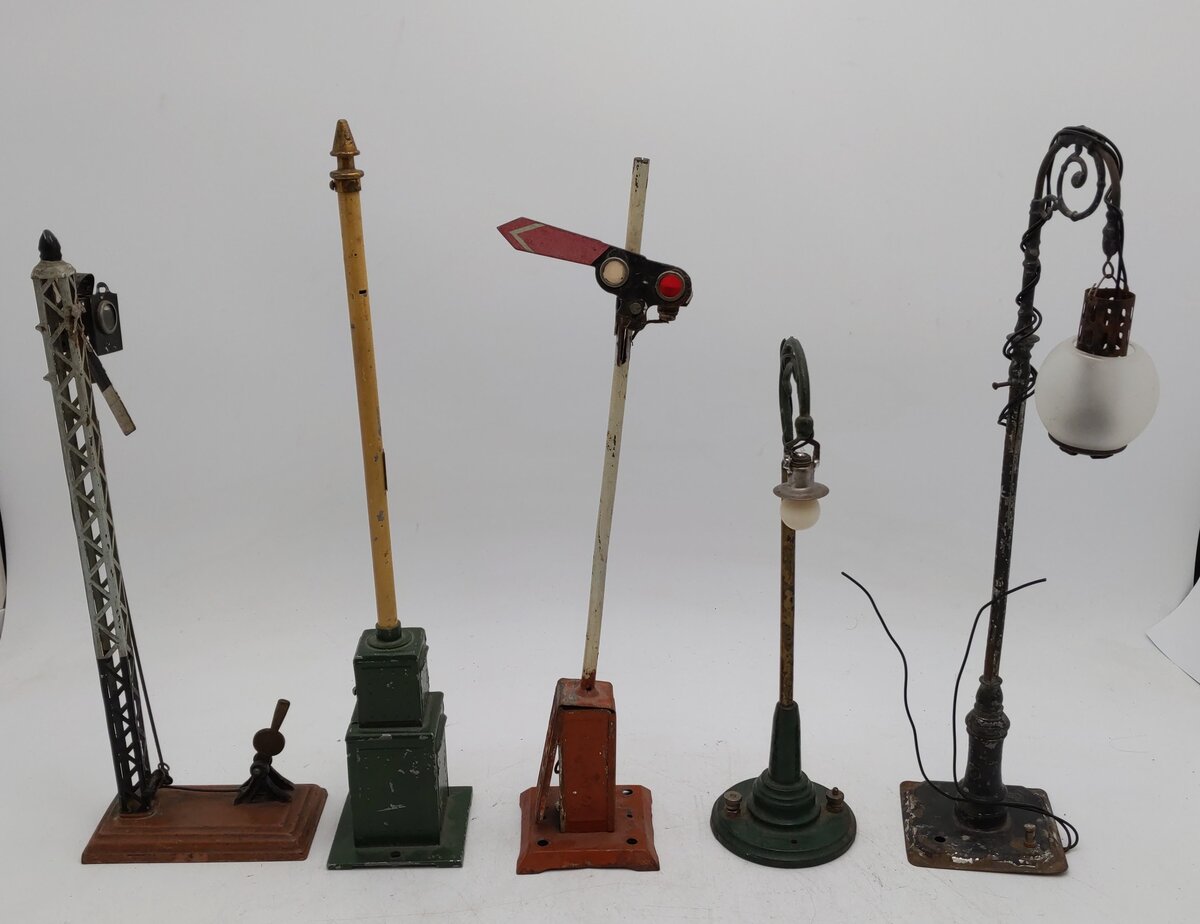 Ives & Lionel Prewar O/Std. Gauge Assorted Signals and Lampposts [5]