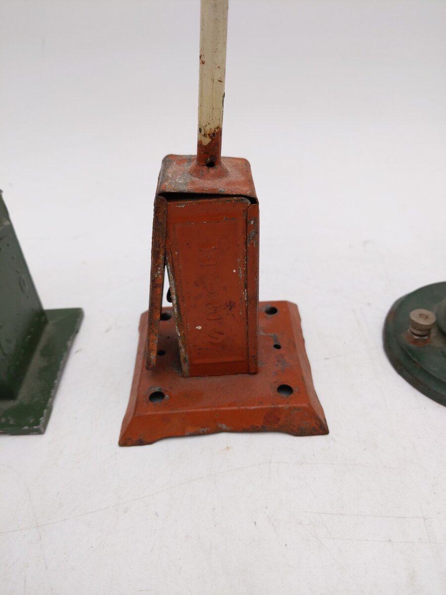 Ives & Lionel Prewar O/Std. Gauge Assorted Signals and Lampposts [5]
