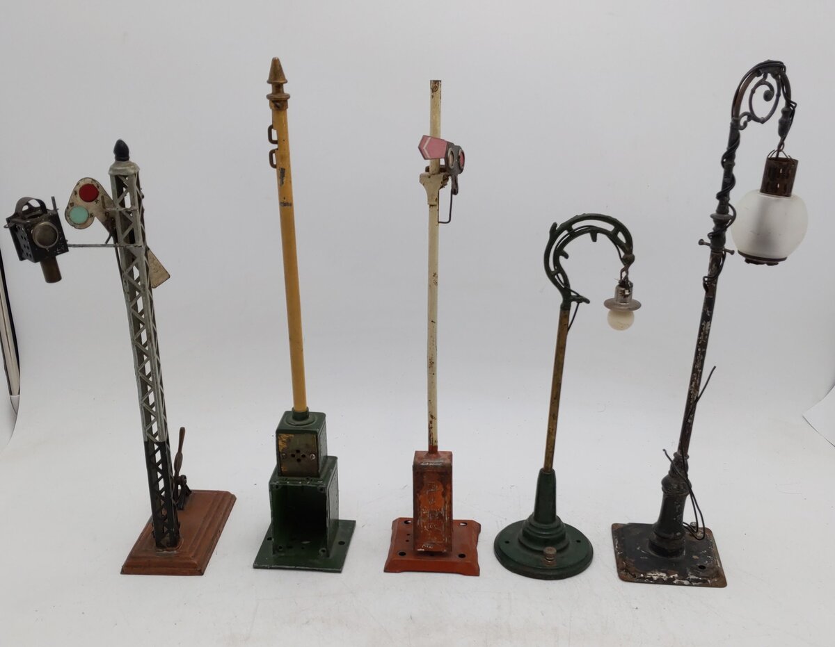 Ives & Lionel Prewar O/Std. Gauge Assorted Signals and Lampposts [5]