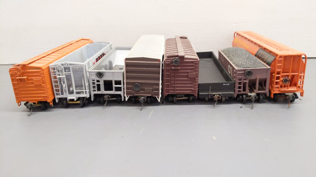 Athearn and Others HO Assorted Freight Cars 65097, 42401, 300, 2013, 209 [8] VG