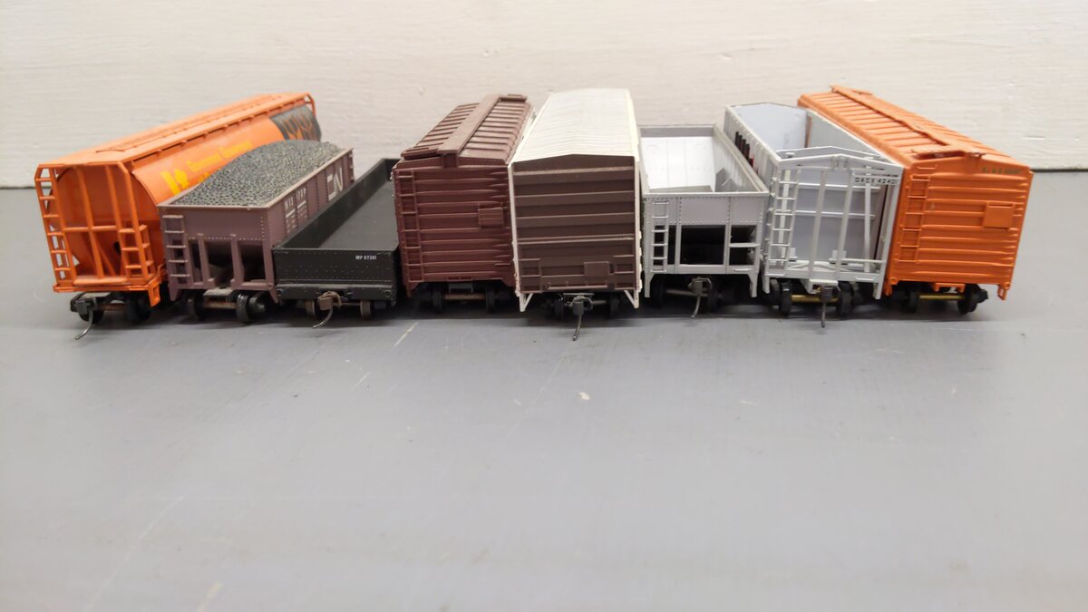 Athearn and Others HO Assorted Freight Cars 65097, 42401, 300, 2013, 209 [8] VG