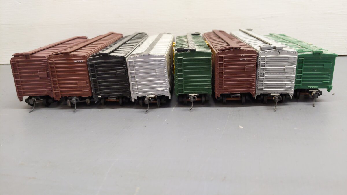 Athearn and Others HO Assorted Freight Cars 82435, 177850, 209872, 14332 [8] VG