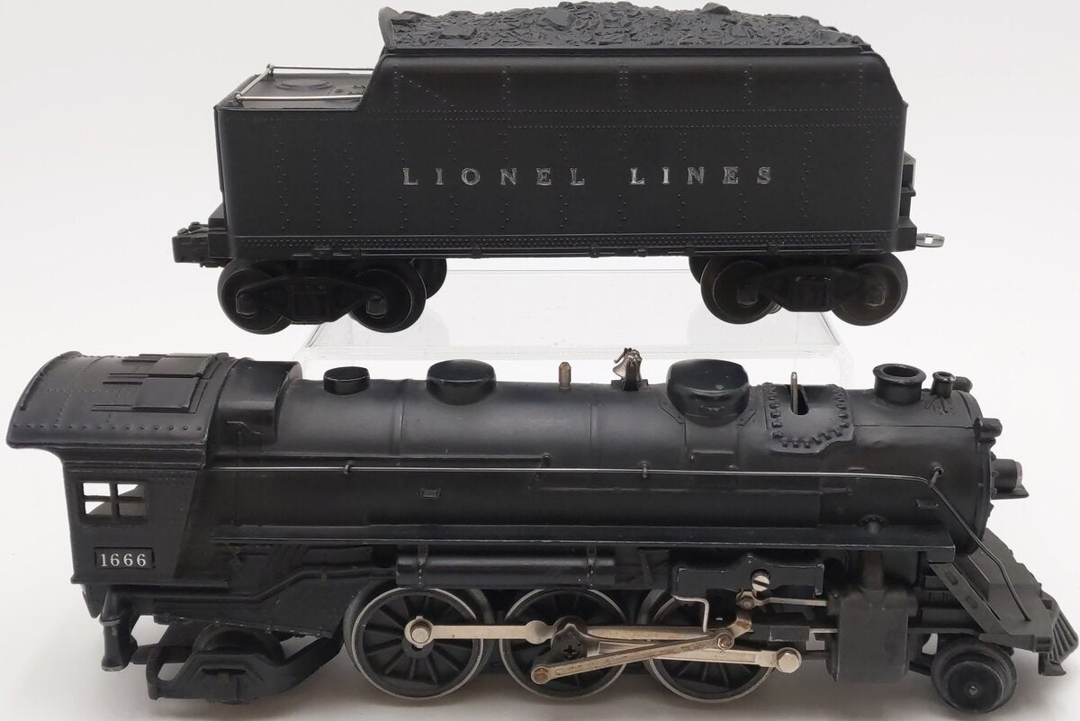 Lionel 1666 Vintage O 2-6-2 Die-Cast Steam Locomotive & 2466WX Tender VG