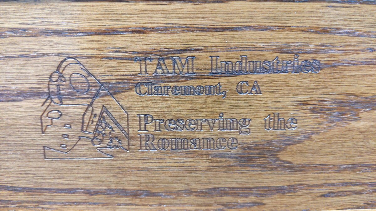 TAM industries O Gauge Display Case with 3-Rail Display Rail VG