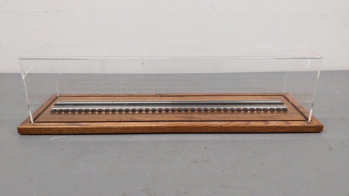TAM industries O Gauge Display Case with 3-Rail Display Rail VG