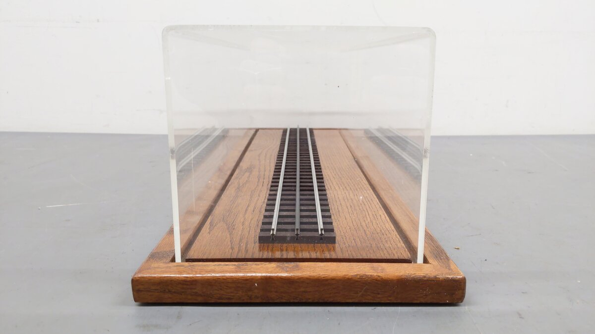 TAM industries O Gauge Display Case with 3-Rail Display Rail VG