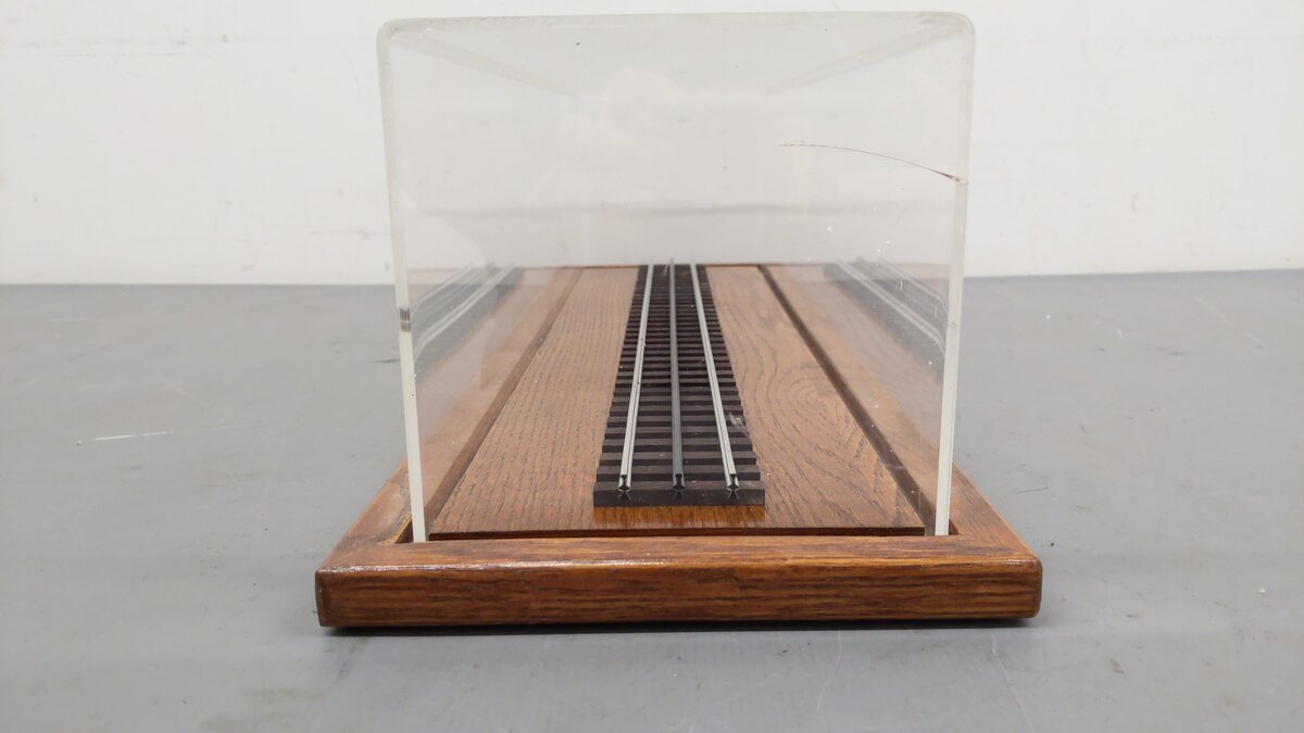 TAM industries O Gauge Display Case with 3-Rail Display Rail VG