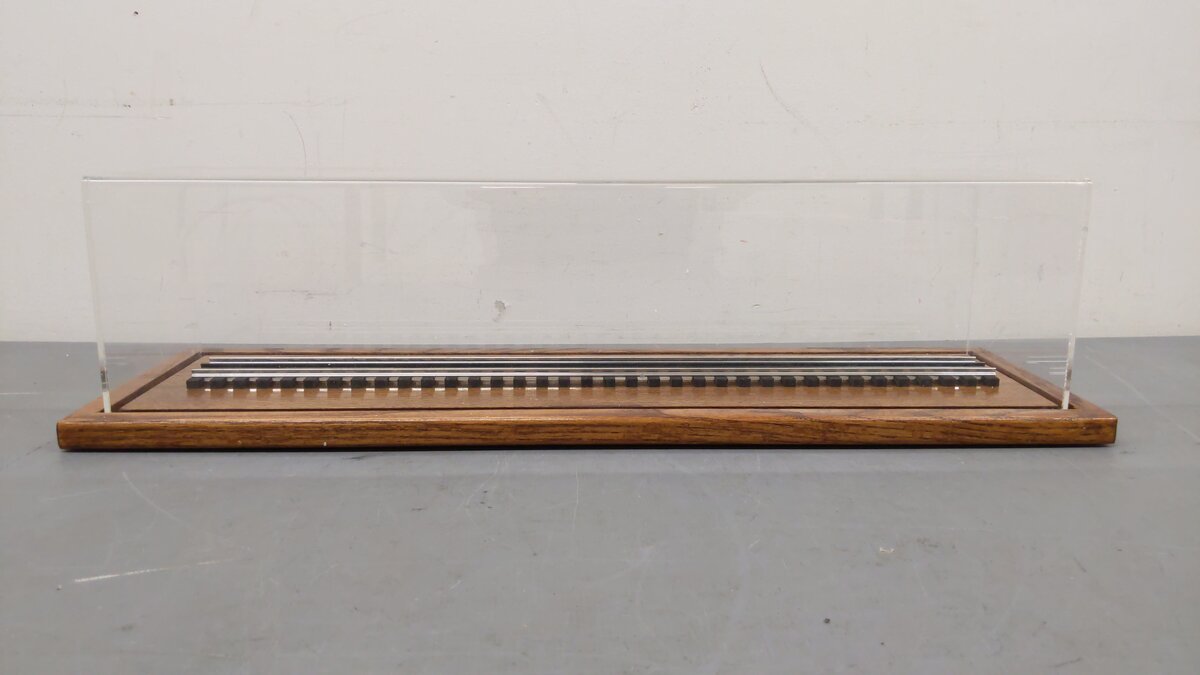 TAM industries O Gauge Display Case with 3-Rail Display Rail VG