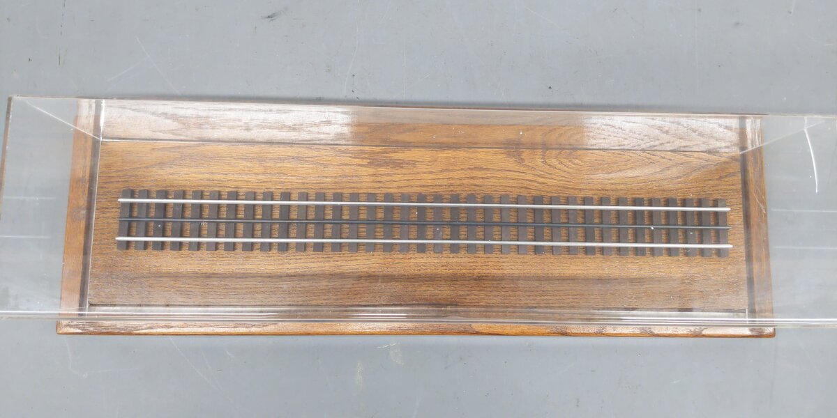 TAM industries O Gauge Display Case with 3-Rail Display Rail VG