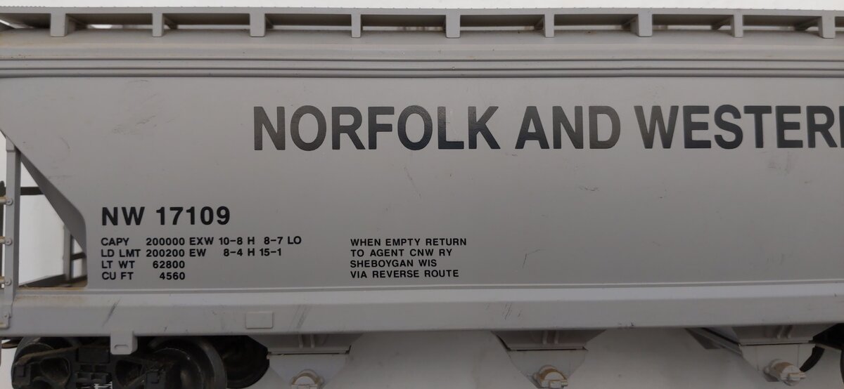 Lionel 6-17109 O Gauge Norfolk & Western Centerflow 3-Bay Hopper #17109 EX/Box