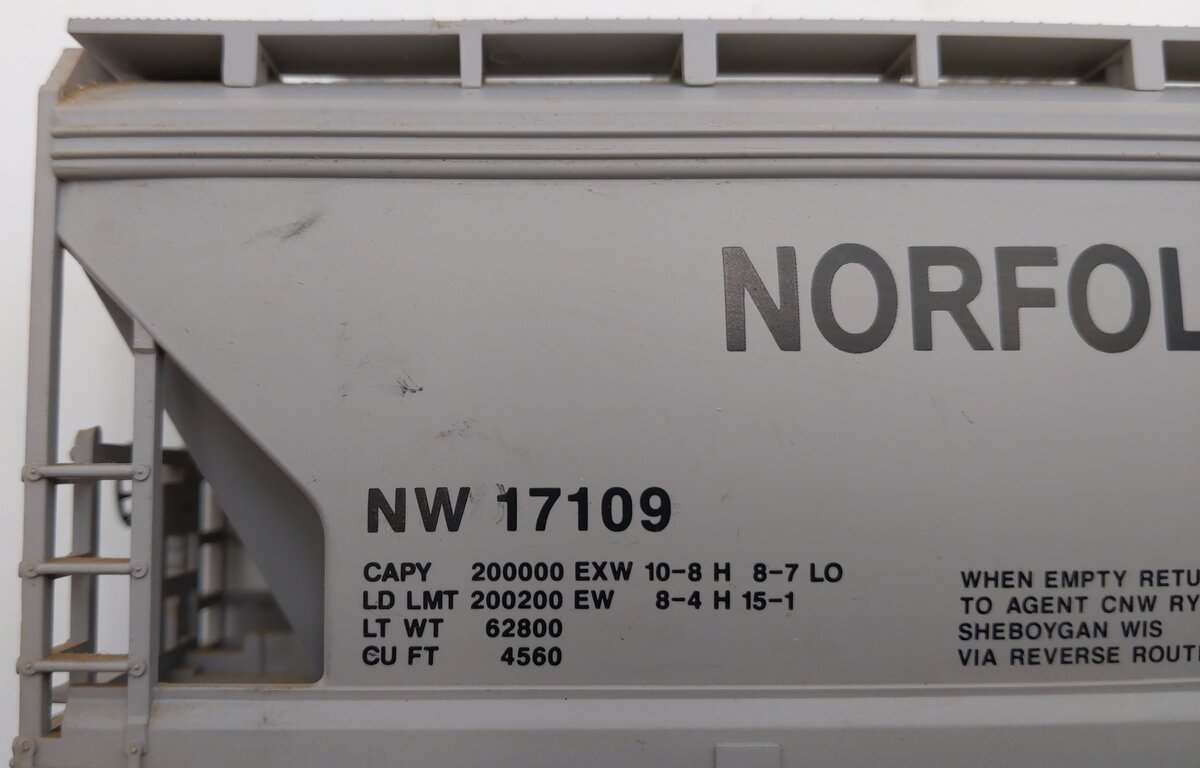 Lionel 6-17109 O Gauge Norfolk & Western Centerflow 3-Bay Hopper #17109 EX/Box