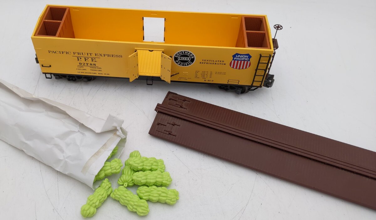 K-Line K742-2111 O Gauge Pacific Fruit Express Woodside Refrigerator Car #92788 LN/Box