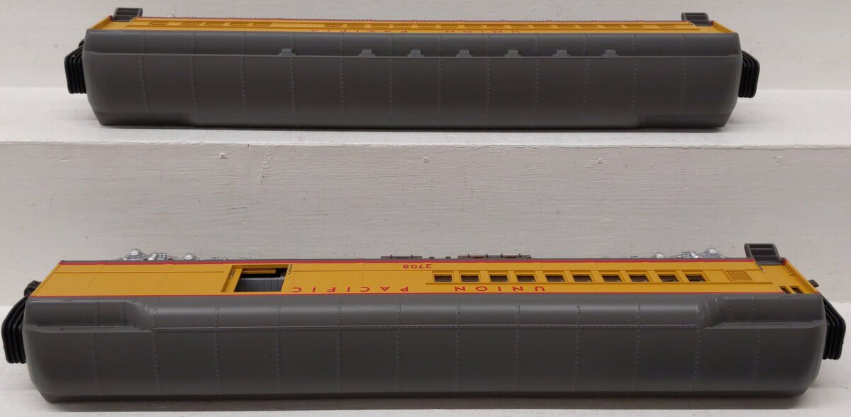 MTH 20-4152 O Union Pacifc 70' Madison Comb/Din Passenger Set (Set of 2) EX/Box