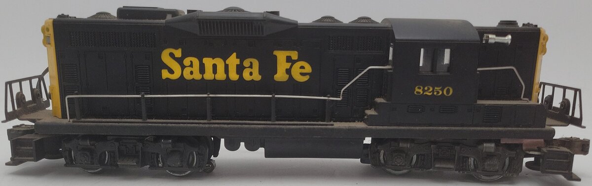 Lionel 6-8250 O Gauge Santa Fe GP9 Powered Diesel Engine #8250 VG/Box