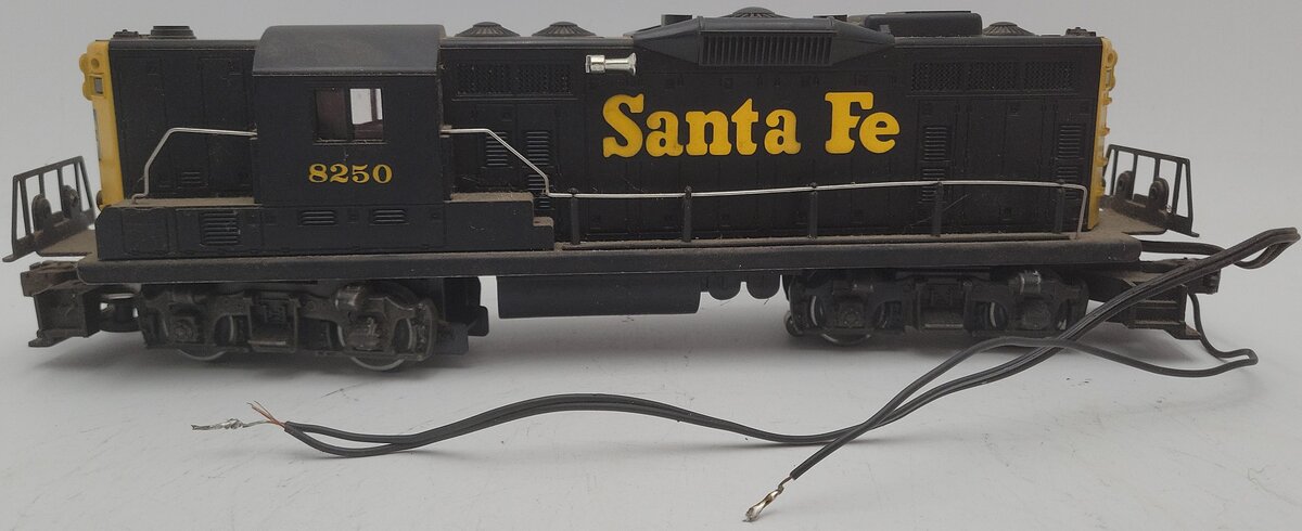 Lionel 6-8250 O Gauge Santa Fe GP9 Powered Diesel Engine #8250 VG/Box