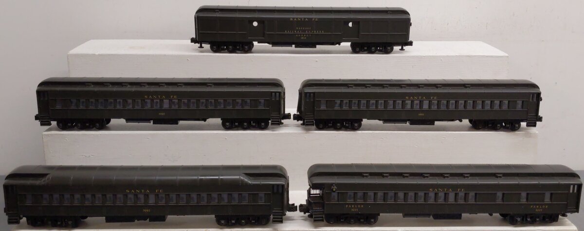 MTH 20-4007 O Santa Fe/Green Premier 70' Madison Passenger 5 Car Set EX/Box