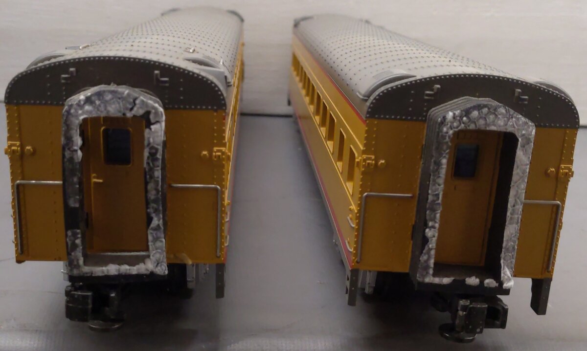 MTH 20-6638 O UP 70' Streamlined Sleeper/Diner Passenger Car Set (Set of 2) EX/Box