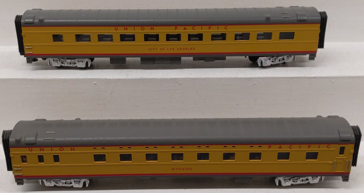 MTH 20-6638 O UP 70' Streamlined Sleeper/Diner Passenger Car Set (Set of 2) EX/Box