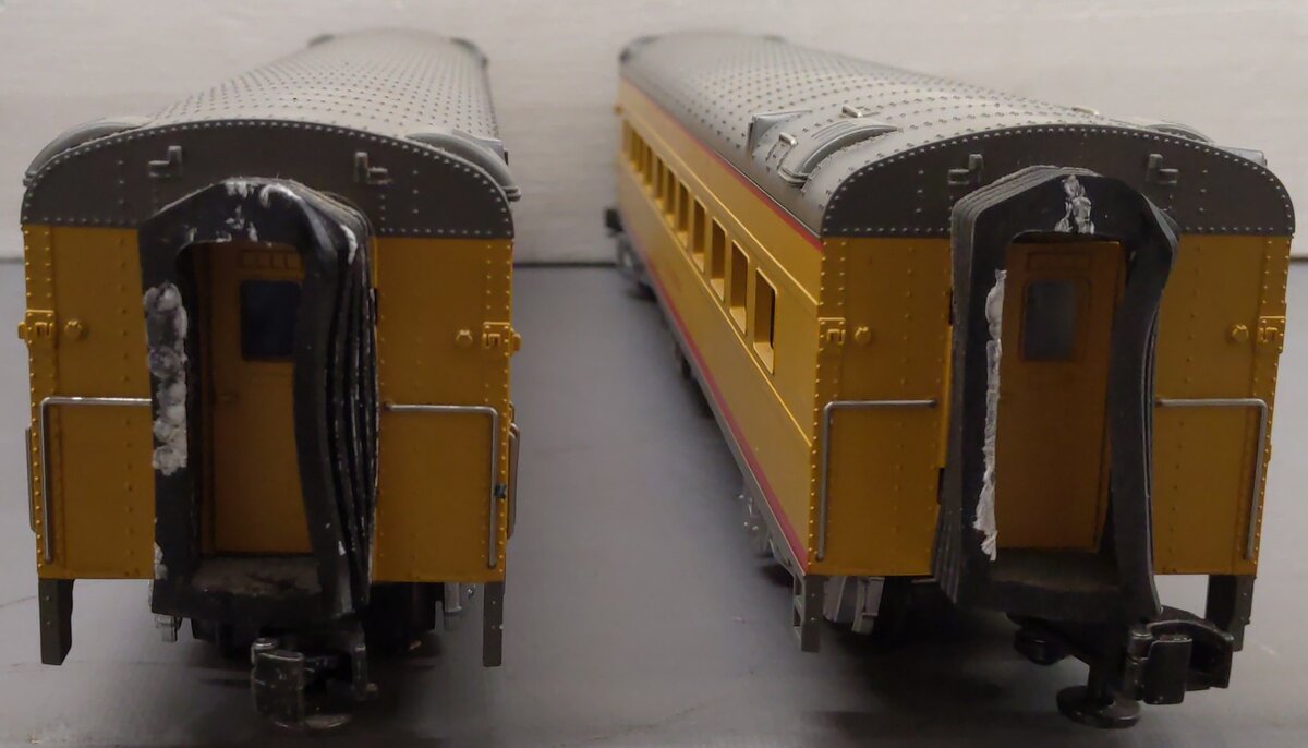 MTH 20-6638 O UP 70' Streamlined Sleeper/Diner Passenger Car Set (Set of 2) EX/Box