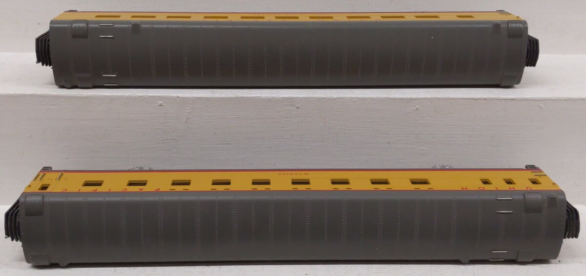 MTH 20-6638 O UP 70' Streamlined Sleeper/Diner Passenger Car Set (Set of 2) EX/Box