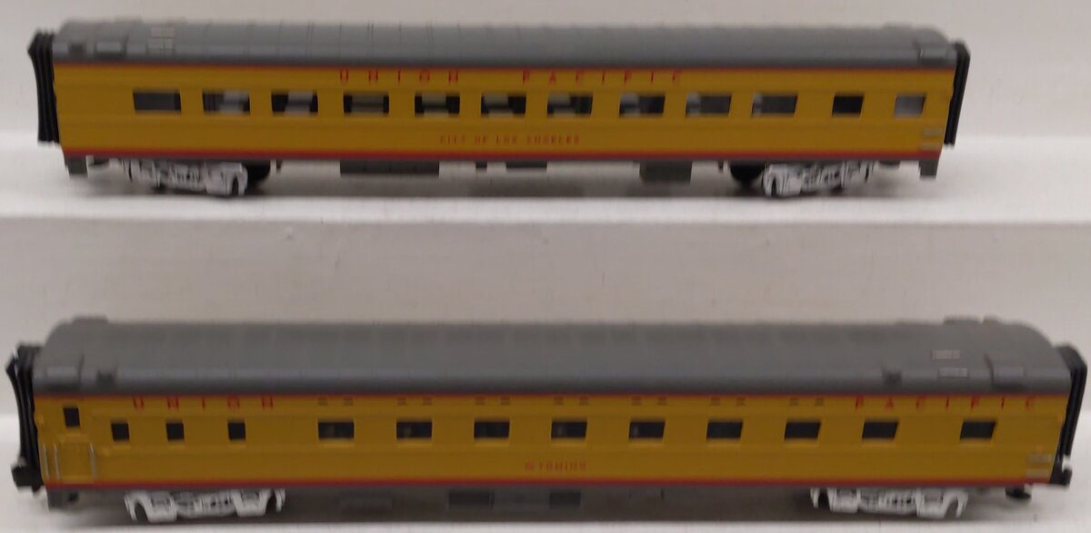 MTH 20-6638 O UP 70' Streamlined Sleeper/Diner Passenger Car Set (Set of 2) EX/Box