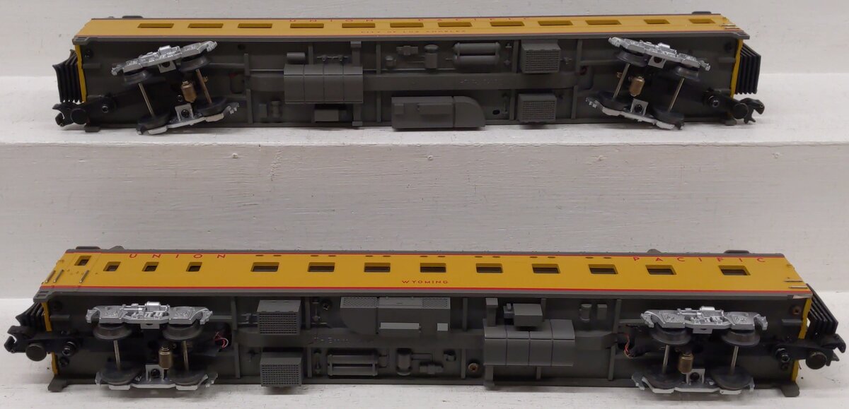 MTH 20-6638 O UP 70' Streamlined Sleeper/Diner Passenger Car Set (Set of 2) EX/Box