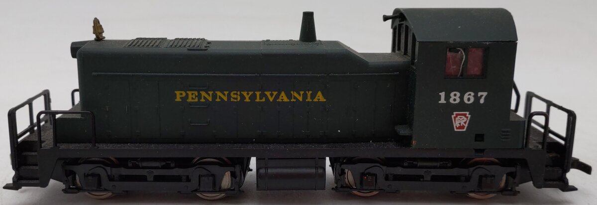 AHM 5014DD HO Scale Pennsylvania EMD SW-1 Diesel Switcher Locomotive #1867 VG/Box