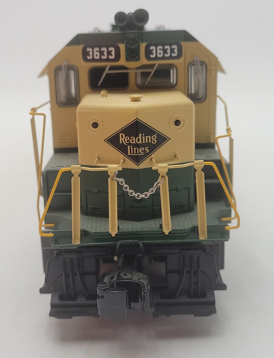 Lionel 6-38974 O Gauge Reading Non-Powered GP35 Diesel Locomotive #3633 EX/Box