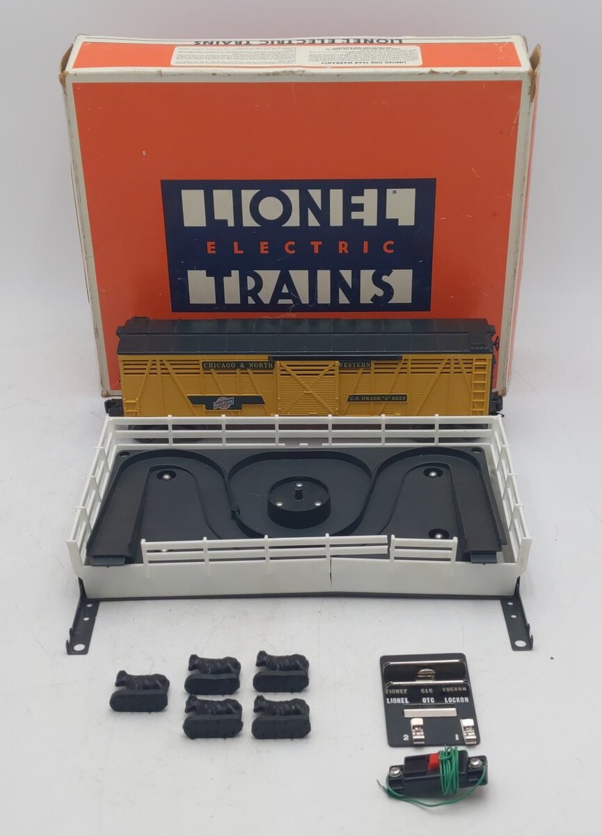 Lionel 6-19828 O Gauge C&NW Operating Cattle Car and Stockyard EX/Box