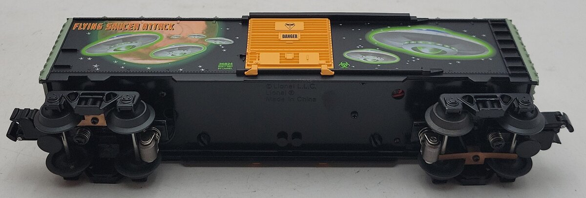 Lionel 6-36824 O Gauge Alien Smoke Operating Boxcar NIB
