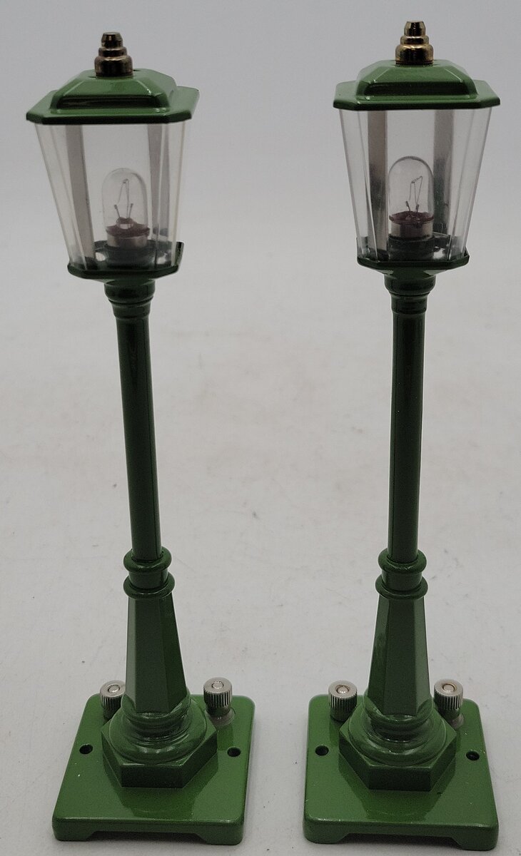 MTH 20-1026 #56 O Scale Green Street Lamp Set (Set of 2) NIB