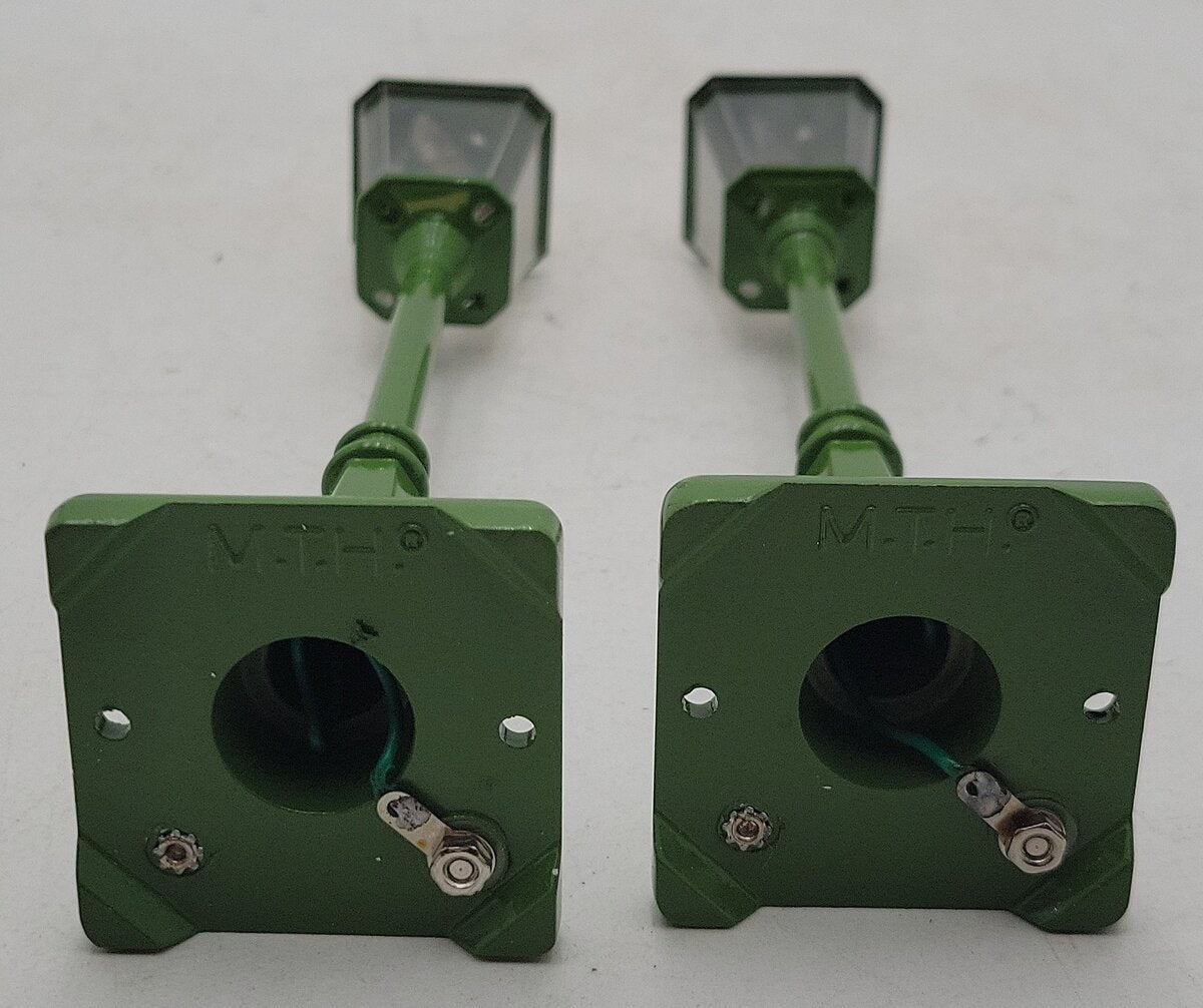 MTH 20-1026 #56 O Scale Green Street Lamp Set (Set of 2) NIB