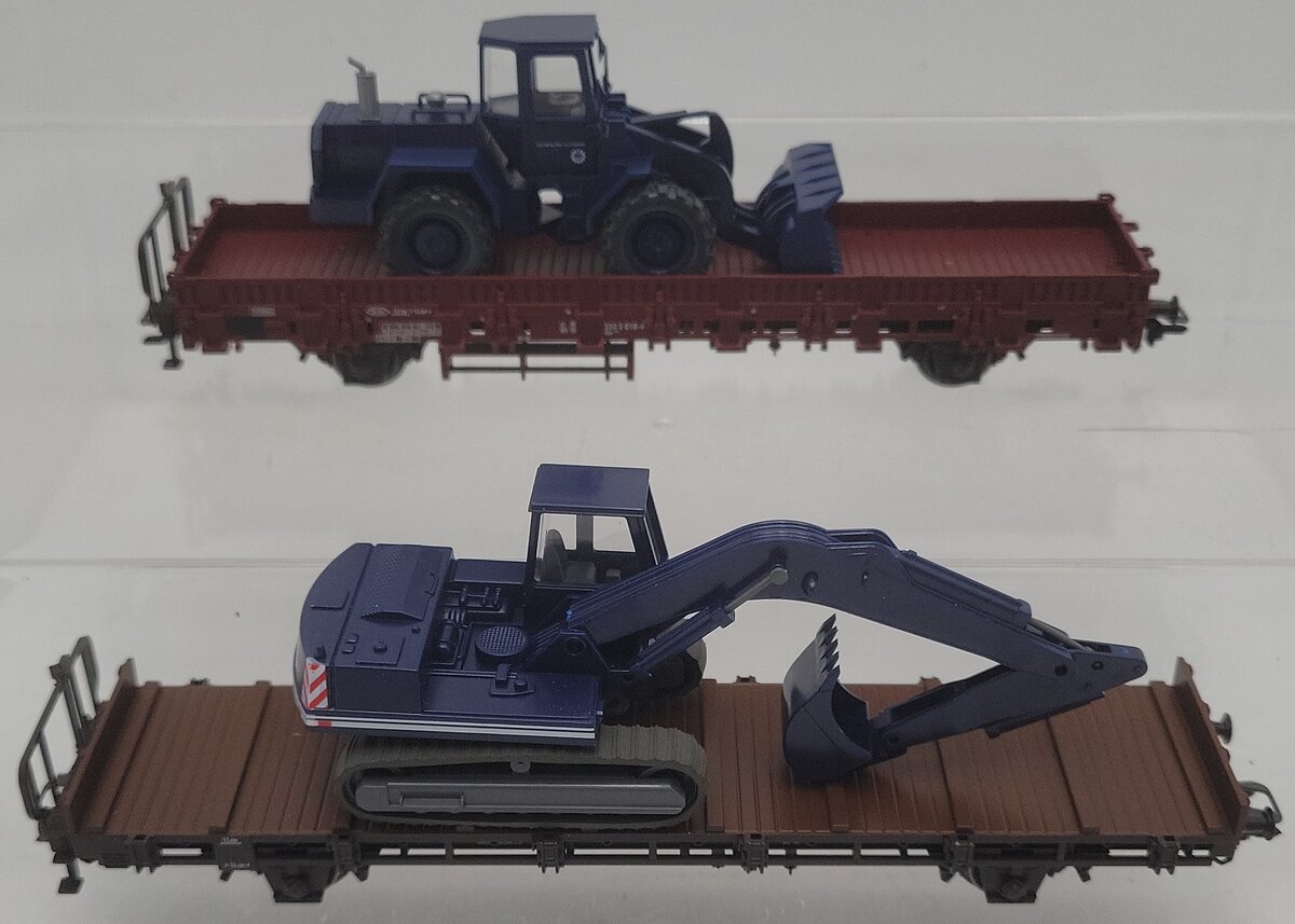 Marklin 45081 HO Scale German Railroad Flat Cars w/ Heavy Machinery LN/Box