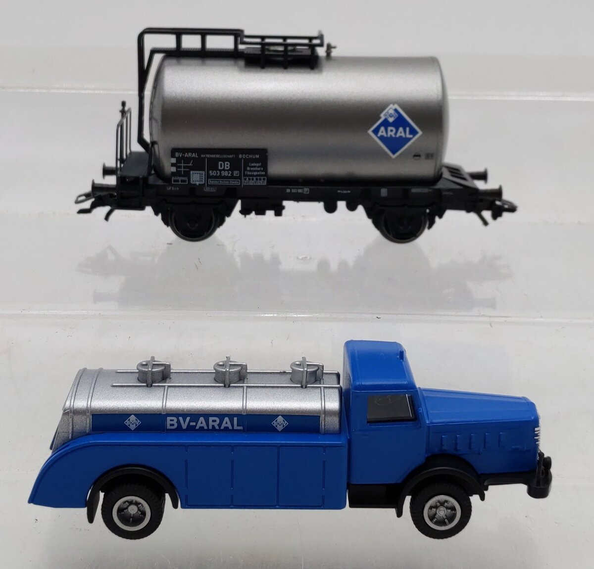 Marklin 47903 HO Scale Fuel Tank Car w/Truck Set EX/Box