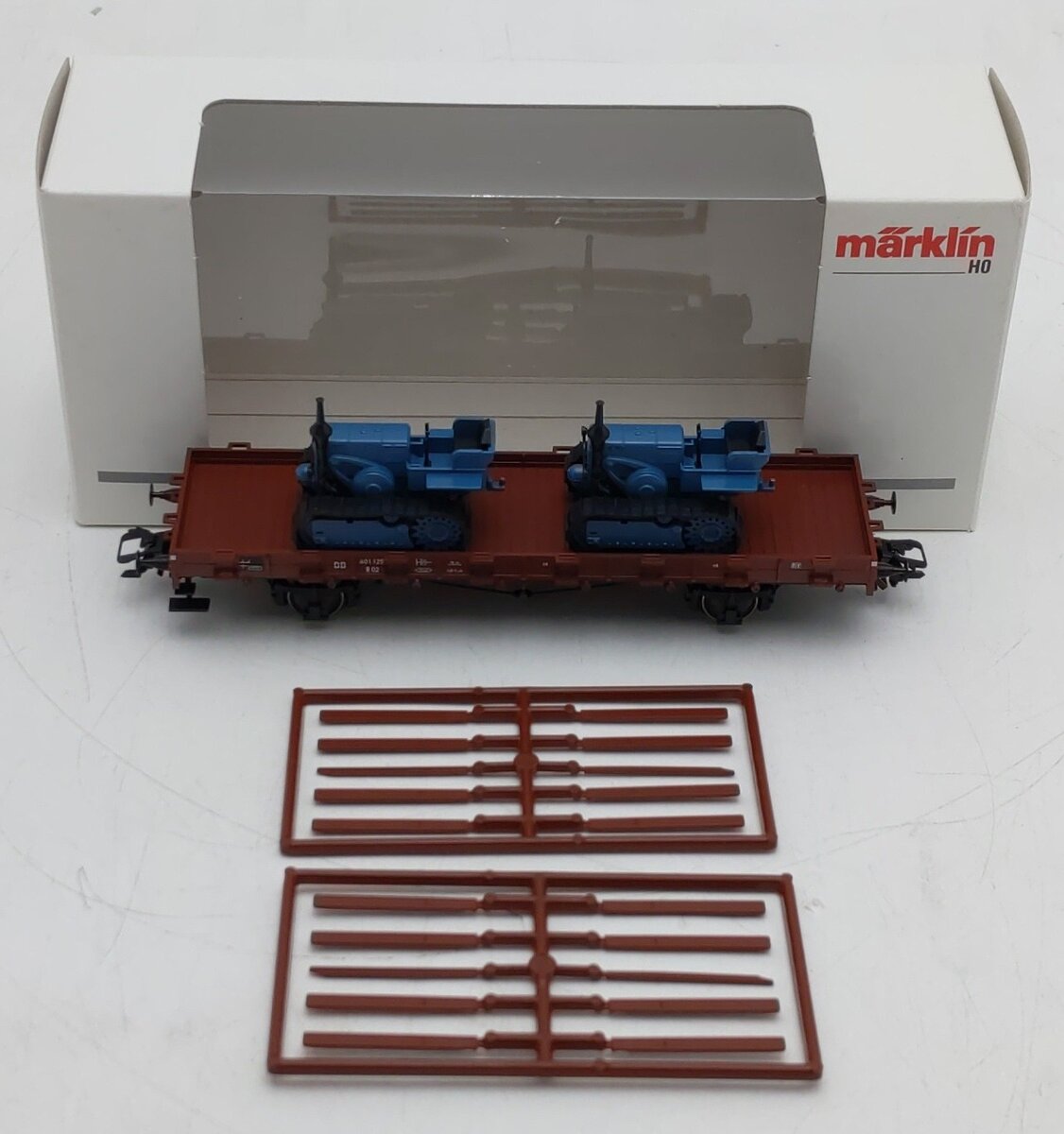 Marklin 46363 HO Scale DB German Federal Flat Car w/Stakes & Tractors EX/Box
