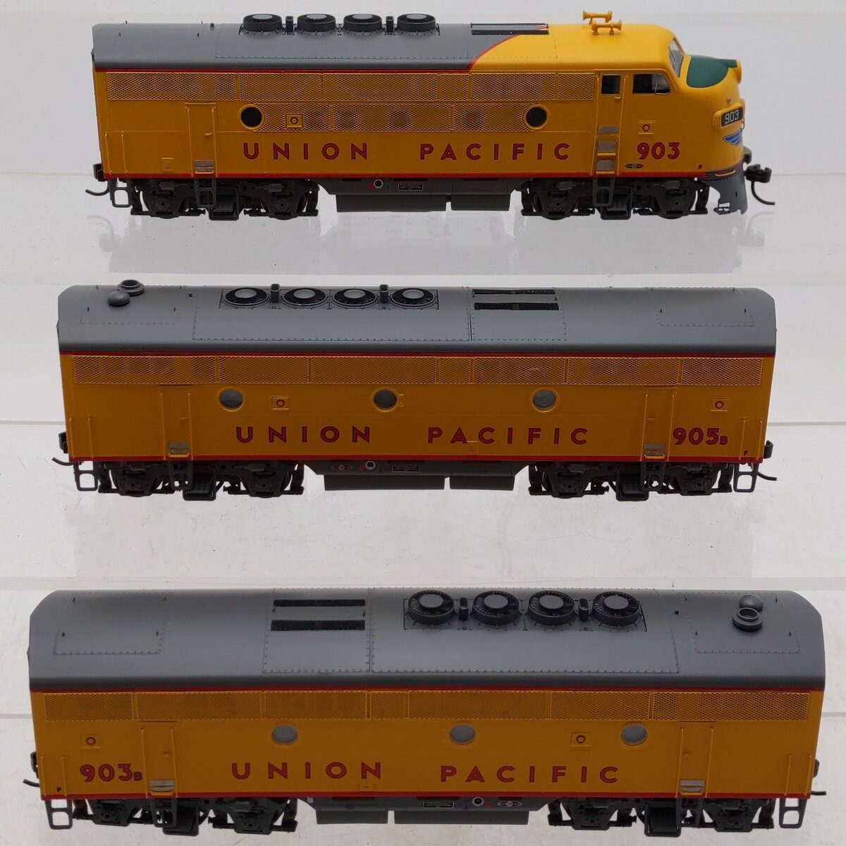 Athearn G2901 HO Scale Union Pacific F3A/F3B/F3B Diesel Locomotive Set EX/Box