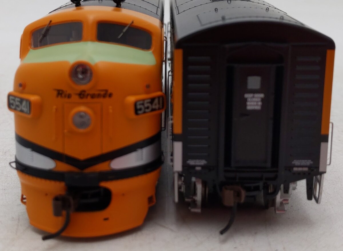 Athearn G22113 HO Scale Rio Grande Diesel Locomotive (Set of 2) EX/Box