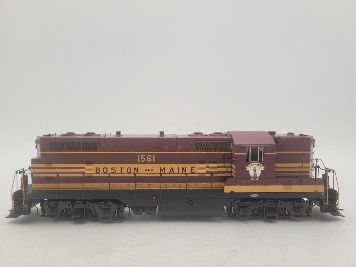 Athearn G62926 HO Boston and Maine GP7 with Hep, with DCC & Sound #1561 EX/Box