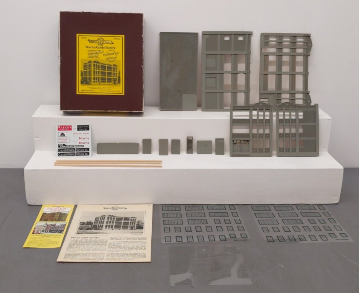 Magnuson Models 439-556 HO Scale Brach's Candy Factory Building Kit EX/Box